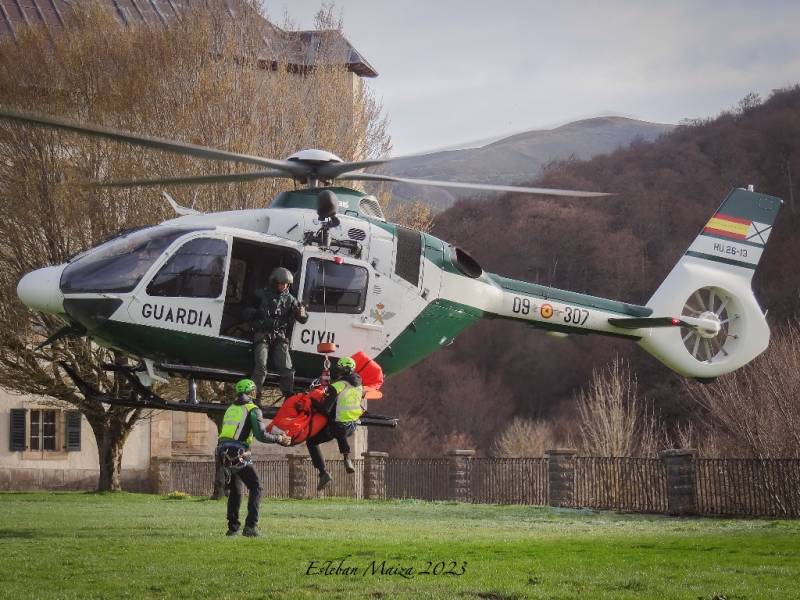 Varios miembros del GREIM bajando la camilla tras un ciclo de grúa con el helicóptero. Varios miembros del GREIM bajando la camilla tras un ciclo de grúa con el helicóptero.