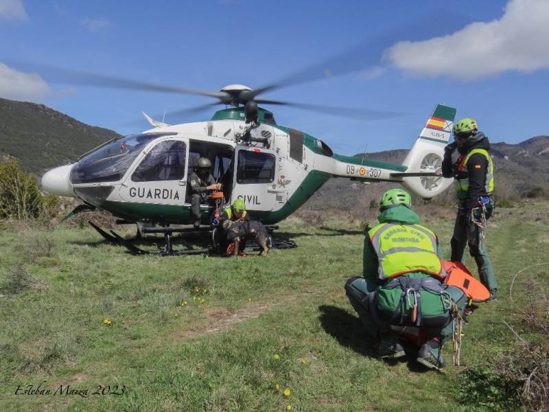 Especialistas del GREIM en posición de seguridad mientras se embarca en el helicóptero a ‘Roxi’ la perra de rescate. Especialistas del GREIM en posición de seguridad mientras se embarca en el helicóptero a ‘Roxi’ la perra de rescate.