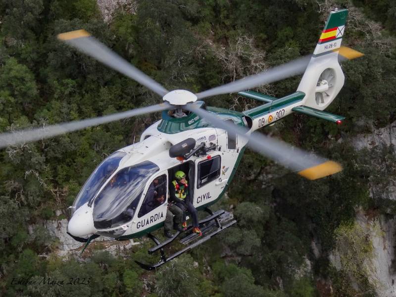El EC-135 del Servicio Aéreo sobrevolando la emblemática zona navarra de la Foz de Arbayún. El EC-135 del Servicio Aéreo sobrevolando la emblemática zona navarra de la Foz de Arbayún.
