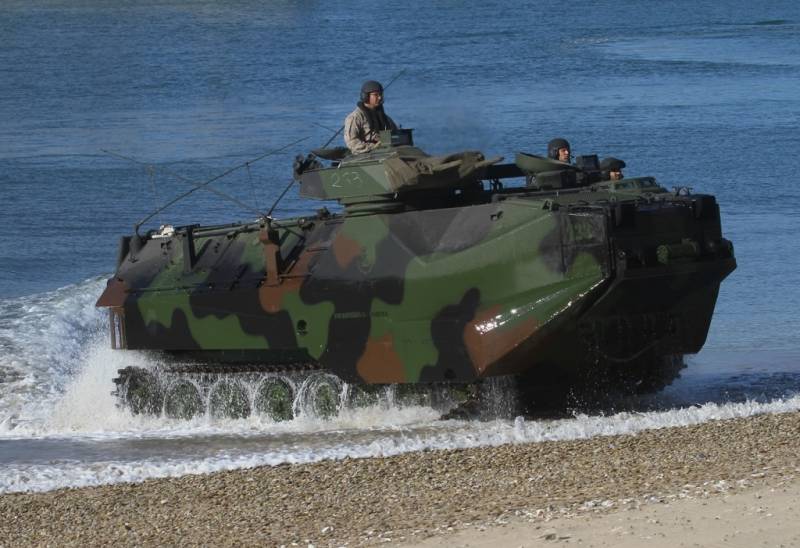 Uno de los tractores anfibios AAV-7A1 que utiliza el GRUMA. (foto Julio Maíz) Uno de los tractores anfibios AAV-7A1 que utiliza el GRUMA. (foto Julio Maíz)