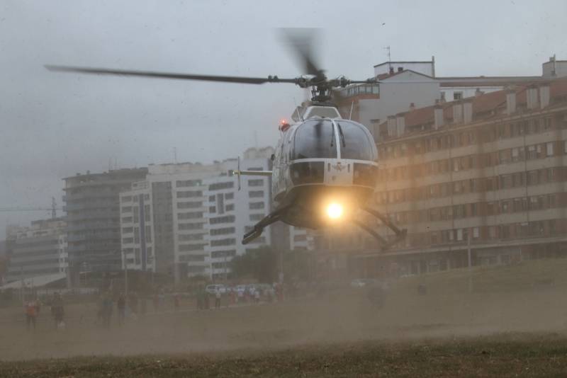A pesar de la inclemencias meteorológicas propias del norte de España, el SAER no dejó de mostrar sus medios en Gijón, como este Bö-105. A pesar de la inclemencias meteorológicas propias del norte de España, el SAER no dejó de mostrar sus medios en Gijón, como este Bö-105.