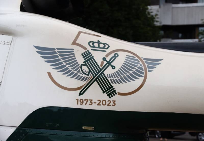 Anagrama que recuerda los 50 años del SAER, que va pintado en todas sus aeronaves. Anagrama que recuerda los 50 años del SAER, que va pintado en todas sus aeronaves.