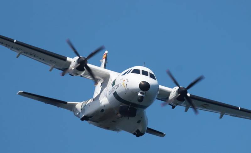 El CN235-300 del SAER realizando una pasada sobre la bahía de San Lorenzo. El CN235-300 del SAER realizando una pasada sobre la bahía de San Lorenzo.