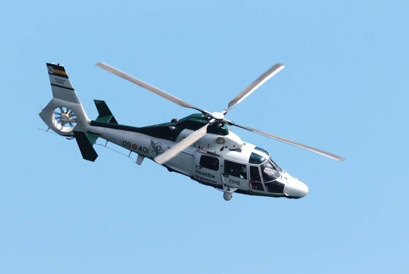 El elegante Airbus Helicopters AS365N3 “Dauphin” 2 del SAER sobrevolando las cercanías de Gijón. El elegante Airbus Helicopters AS365N3 “Dauphin” 2 del SAER sobrevolando las cercanías de Gijón.