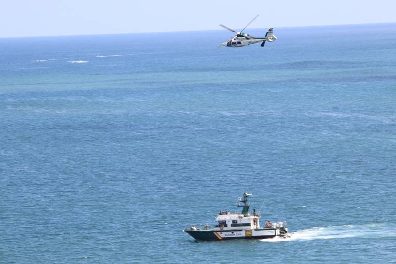 El patrullero “Río Esera” sobrevolado por el AS365N3 “Dauphin” 2 participante en el Festival Aéreo de Gijón. (Fotografía: Juan Manuel Samaja) El patrullero “Río Esera” sobrevolado por el AS365N3 “Dauphin” 2 participante en el Festival Aéreo de Gijón. (Fotografía: Juan Manuel Samaja)