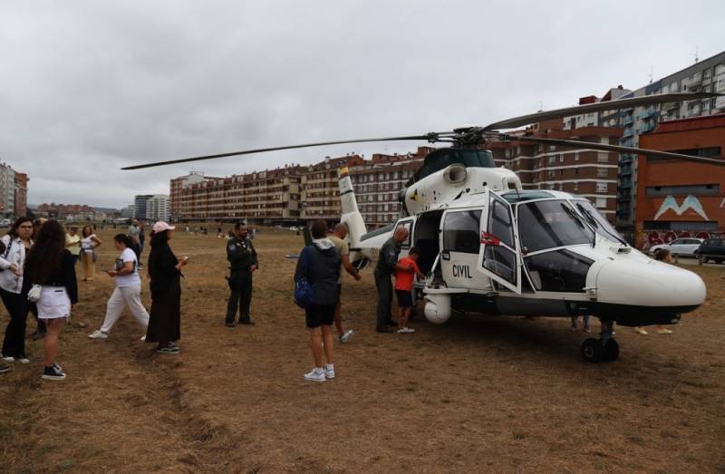 La exposición itinerante de los 50 años del SAER, que se celebró en el “Solarón” de Gijón, contó con la presencia de dos helicópteros, un Bö-105 y un AS365N3 “Dauphin” 2 (en la imagen) La exposición itinerante de los 50 años del SAER, que se celebró en el “Solarón” de Gijón, contó con la presencia de dos helicópteros, un Bö-105 y un AS365N3 “Dauphin” 2 (en la imagen)
