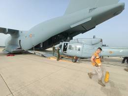 Embarque del AB-212 en el A400M del Ala 31.  (foto Ejrcito del Aire y del Espacio)