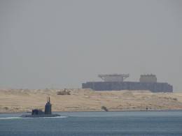 El submarino Suffren cruzando el canal de Suez. (foto Marine Nationale)