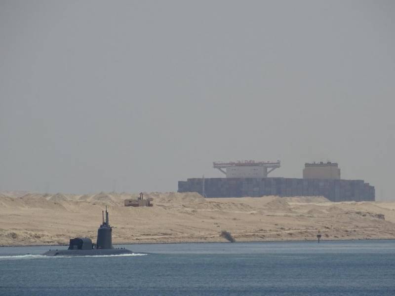 El submarino Suffren cruzando el canal de Suez. (foto Marine Nationale)