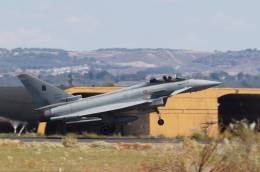 Uno de los Eurofighter italianos aterrizando en la base area de Torrejn, detrs se ve el hangar de alerta. (foto Julio Maz)