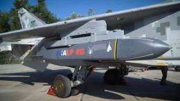 Un misil SCALP-EG instalado en un Sukhoi Su-24M ucraniano. (foto Ministerio de Defensa de Ucrania)