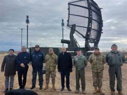 El ministro de Defensa argentino, junto a autoridades civiles y militares, en el acto de entrada en servicio del radar de Trelew.