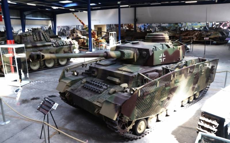 El más producido carro de combate alemán (más de 8.500 unidades) fue el Panzer IV, que es de la última versión Ausf. J. El más producido carro de combate alemán (más de 8.500 unidades) fue el Panzer IV, que es de la última versión Ausf. J.