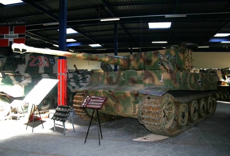 Esta versión del Panzer VI (actualmente en restauración), más conocido como “Tiger” I, es el carro de combate alemán más conocido de la SGM. Esta versión del Panzer VI (actualmente en restauración), más conocido como “Tiger” I, es el carro de combate alemán más conocido de la SGM.