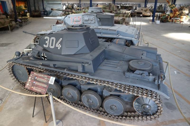 El más antiguo de los carros de combate alemán expuesto en Saumur es este Panzer II, pintado del denominado panzer grey usado en la primera fase de la SGM. El más antiguo de los carros de combate alemán expuesto en Saumur es este Panzer II, pintado del denominado panzer grey usado en la primera fase de la SGM.