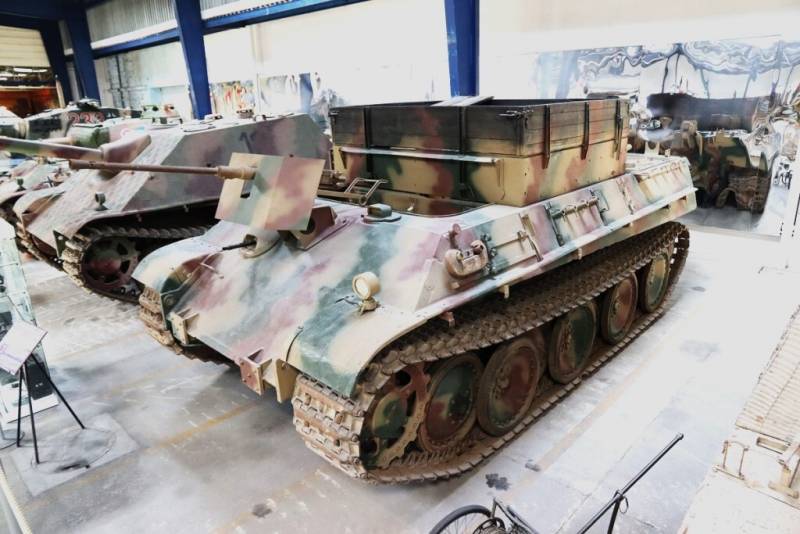 Uno de los “Panther” de su versión de recuperación, conocida como “Bergepanther”, se les instaló para reforzar la autodefensa que le daba su ametralladora un cañón KwK 30 L/55 de 20 mm, como se aprecia en la parte delantera de la barcaza. Uno de los “Panther” de su versión de recuperación, conocida como “Bergepanther”, se les instaló para reforzar la autodefensa que le daba su ametralladora un cañón KwK 30 L/55 de 20 mm, como se aprecia en la parte delantera de la barcaza.