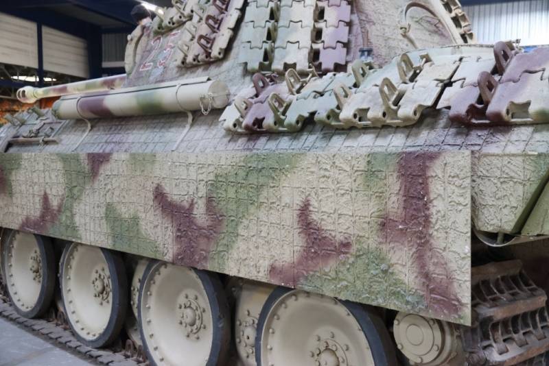 La magnifica restauración realizada en los Panzer expuestos en Saumur, se puede apreciar en el revestimiento que se aplicaba para evitar que se colocasen minas magnéticas denominado como Zimmerit en este “Panther”. La magnifica restauración realizada en los Panzer expuestos en Saumur, se puede apreciar en el revestimiento que se aplicaba para evitar que se colocasen minas magnéticas denominado como Zimmerit en este “Panther”.