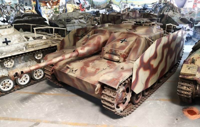 Aunque no es un carro de combate, este cañón de asalto Sturmgeschütz o StuG III, de sus versiones finales, merece atención por ser una modelo básico en la guerra acorazada durante la SGM. Aunque no es un carro de combate, este cañón de asalto Sturmgeschütz o StuG III, de sus versiones finales, merece atención por ser una modelo básico en la guerra acorazada durante la SGM.