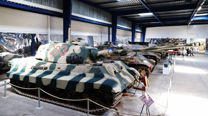 Una de las impresionantes líneas de medios blindados alemanas de la SGM, que podemos ver en Saumur. Una de las impresionantes líneas de medios blindados alemanas de la SGM, que podemos ver en Saumur.