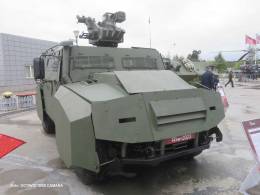 La parte frontal ha recibido diferentes elementos de chapas metlicas que amplan la resistencia de este 4x4 frente a distintos tipos de impactos. (Octavio Dez Cmara)