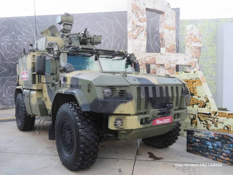 Blindado 4x4 Taifun provisto con el sistema Zavet-D de fuegos artilleros en el que se ven sus mdulos de vigilancia. (Octavio Dez Cmara)