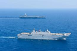 El LHD �Anadolu� (en primer plano) navegando en formaci�n con el USS �Gerald R. Ford�. (foto US Navy)