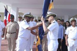 El nuevo comandante de la Armada dominicana VA Agustn A. Morillo Rodrguez recibe el estandarte de mando por parte del comandante saliente VA Francisco A. Sosa Castillo. (Foto: Armada de Repblica Dominicana)