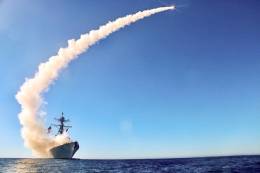 El destructor de los Estados Unidos USS Chafee lanzando un misil Tomahawk. (foto US Navy)
