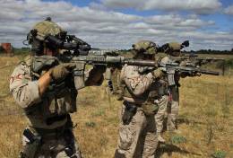 El fusil de asalto HK416 en manos de personal de la FGNE. (foto Julio Maz)