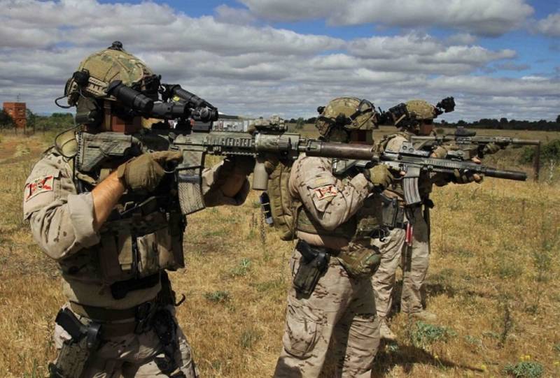 El fusil de asalto HK416 en manos de personal de la FGNE. (foto Julio Maz)