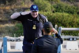 El commodore Stroude es recibido a bordo de la fragata Mndez Nuez. (foto Armada espaola)