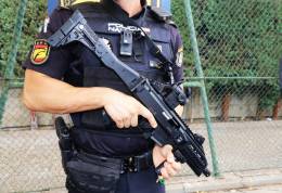 Subfusil Scorpion Evo 3 A1 empuado por un agente de la Unidad de Prevencin y Reaccin de Madrid  de la Polica Nacional (foto Julio Maz Gutirrez)