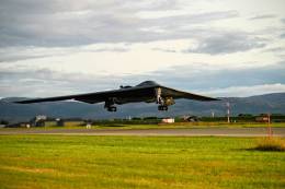 Uno de los bombarderos B-2A que realizaron la toma en Noruega. (foto USAF)