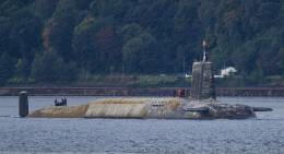 El submarino de la clase Vanguard navegando en el Gare Loch. (foto Sheila Weir)