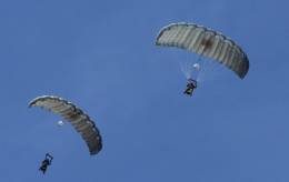 Dos paracaidistas de la CRAV en fase de toma de tierra. (foto Julio Maíz Gutiérrez)