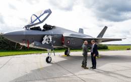 El ministro de defensa de Dinamarca recibió a su llegada a los pilotos de estos primeros F-35 daneses. 