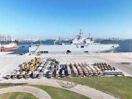 El portahelicpteros Mistral durante la carga de la ayuda humanitaria a Libia  (Fotografa: Mahmoud Gamal)