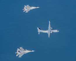 El primer C295 de la Fuerza Area India escoltado por Sukhoi Su-30MKi. (foto IAF)