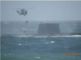 Un helicptero Super Lynk en la fase de rescate de los marinos SAS Manthatisi. (foto SA Navy)