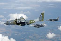 El C295 es lder en su segmento, en la imagen uno de la Fuerza Area de Chequia, volando en formacin con dos L-159. (foto Milan Nykodym)