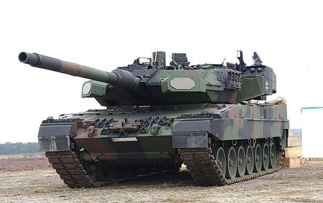 El carro de combate Leopard 2 con el sistema Trophy instalado. Se aprecian los radares con cobertura de 360 grados y los lanza artificios en los costados de la torre (Rafael)