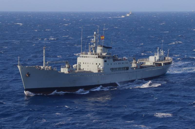 El transporte ligero “Contramaestre Casado” navegando en el Golfo de Cádiz. (foto Julio Maíz Gutiérrez) El transporte ligero “Contramaestre Casado” navegando en el Golfo de Cádiz. (foto Julio Maíz Gutiérrez)