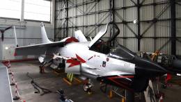 El original dise�o norteamericano de los a�os cincuenta, el avi�n de combate embarcado Vought F-8E �Crusader�, de los que 42 sirvieron en la A�ronautique Navale (AN).  