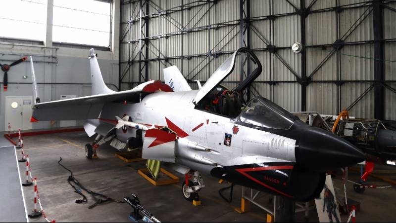 El original diseño norteamericano de los años cincuenta, el avión de combate embarcado Vought F-8E “Crusader”, de los que 42 sirvieron en la Aéronautique Navale (AN). El original diseño norteamericano de los años cincuenta, el avión de combate embarcado Vought F-8E “Crusader”, de los que 42 sirvieron en la Aéronautique Navale (AN).