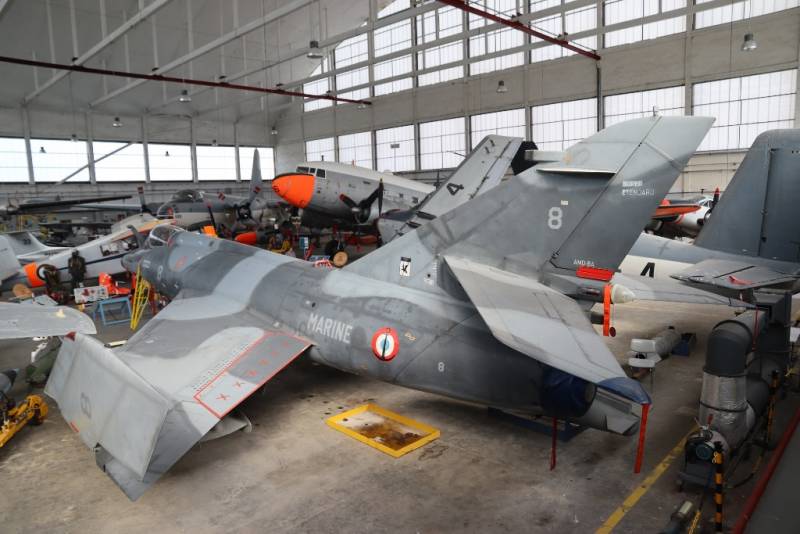 En el museo podemos ver dos Super Étendard Modernisé (SEM), incluido éste sito en el interior del hangar “Dodin” donde se asienta principalmente la exposición. En el museo podemos ver dos Super Étendard Modernisé (SEM), incluido éste sito en el interior del hangar “Dodin” donde se asienta principalmente la exposición.