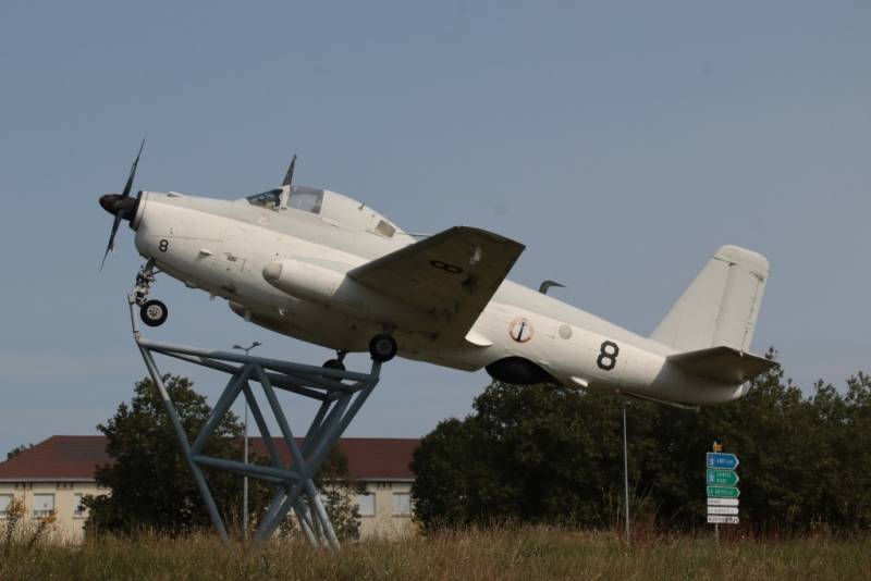 La presencia de un Breguet Br.1050 “Alizé” sito en una rotonda a la entrada de Rochefort, ayuda a situar donde está el museo. La presencia de un Breguet Br.1050 “Alizé” sito en una rotonda a la entrada de Rochefort, ayuda a situar donde está el museo.