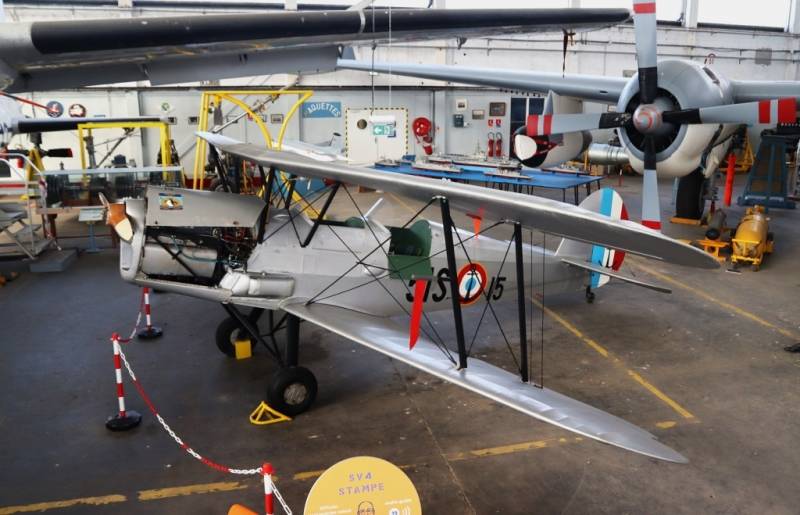 El único biplano del museo es este entrenador Stampe et Vertongen SV-4 de diseño belga. El único biplano del museo es este entrenador Stampe et Vertongen SV-4 de diseño belga.