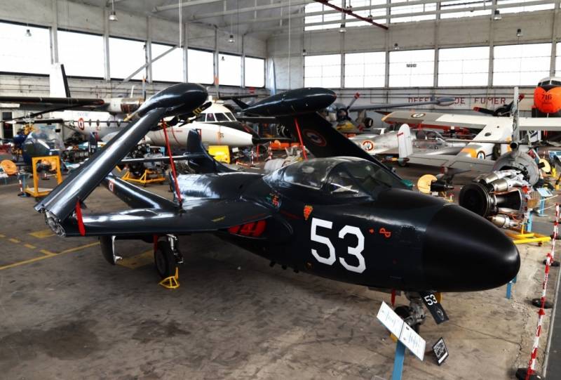 El primer reactor de la AN fue el SNCASE “Aquilon” SE 203, la versión francesa del aparato británica de Havilland “Venom “. El primer reactor de la AN fue el SNCASE “Aquilon” SE 203, la versión francesa del aparato británica de Havilland “Venom “.