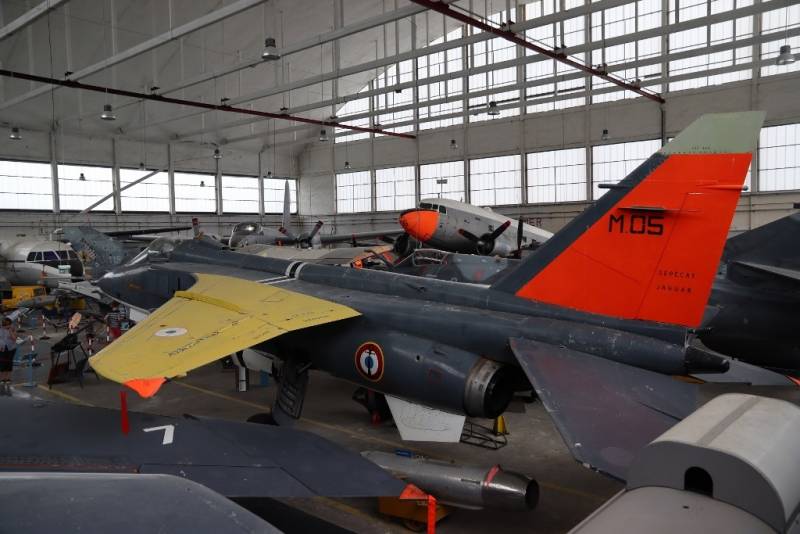 El único cazabombardero SEPECAT “Jaguar” de la variante denominaba M por Marine, que sirvió para evaluar la viabilidad del diseño francés para operar en portaaviones. El único cazabombardero SEPECAT “Jaguar” de la variante denominaba M por Marine, que sirvió para evaluar la viabilidad del diseño francés para operar en portaaviones.