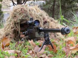 Sus tiradores de precisin manejan rifles de cerrojo de Accuracy con los que pueden neutralizar a una persona a 800 m. de su posicin (foto Octavio Dez Cmara).